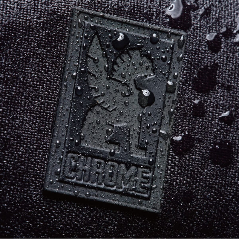 ジッパーなのに沈めても浸水しない “超” 完全防水バッグ KADET WPコレクションが登場！