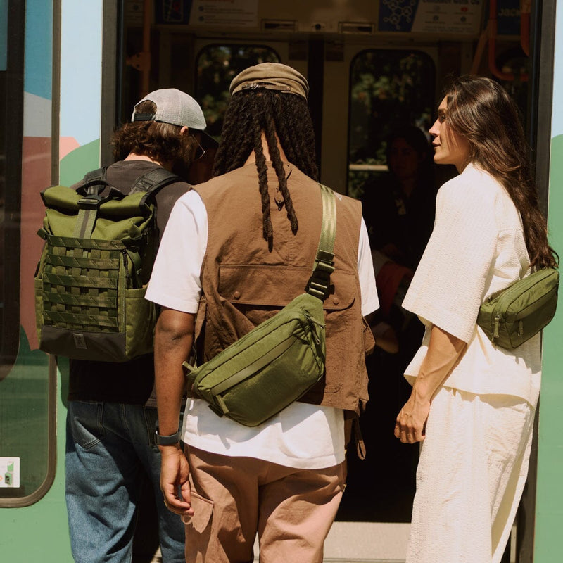 自然の中に溶け込むような深みのあるグリーン